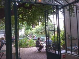 Ah, la vie romantique à Paris, ça existe, je l'ai vue...!