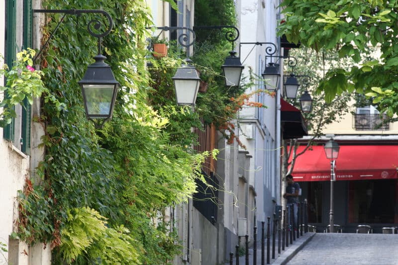 PARIS - de village en village