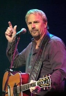Il est beau ... c'est un acteur rare ... et je découvre qu'il est musicien !