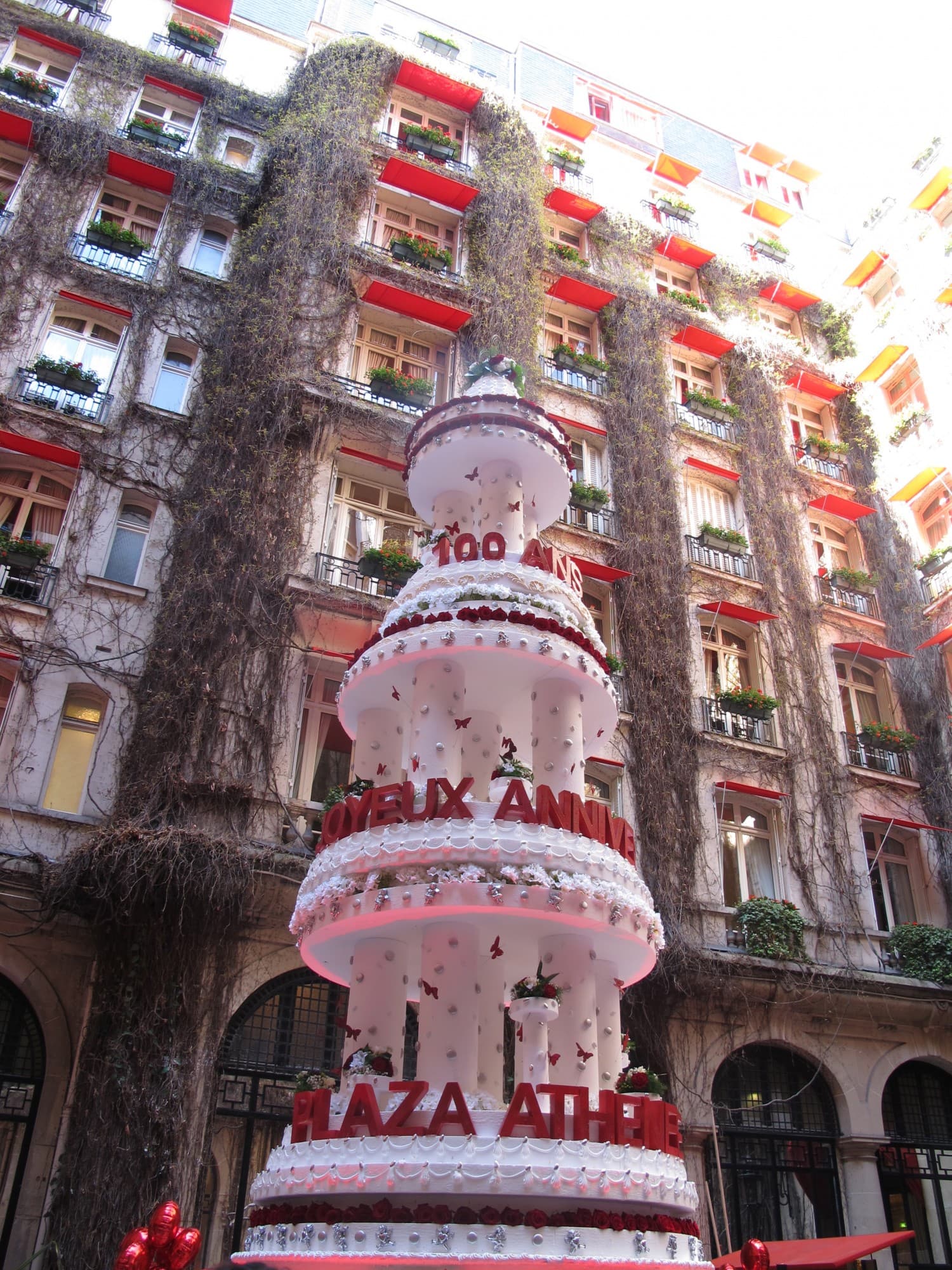 le Plaza Athénée a 100 ans !