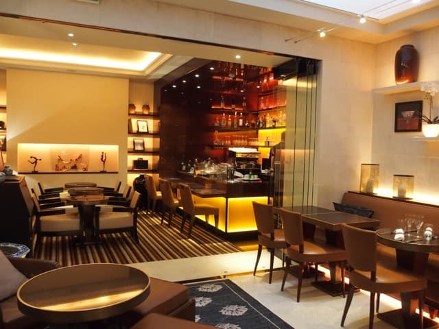 Hôtel Montaigne et son restaurant : Le Bar de l'Entracte