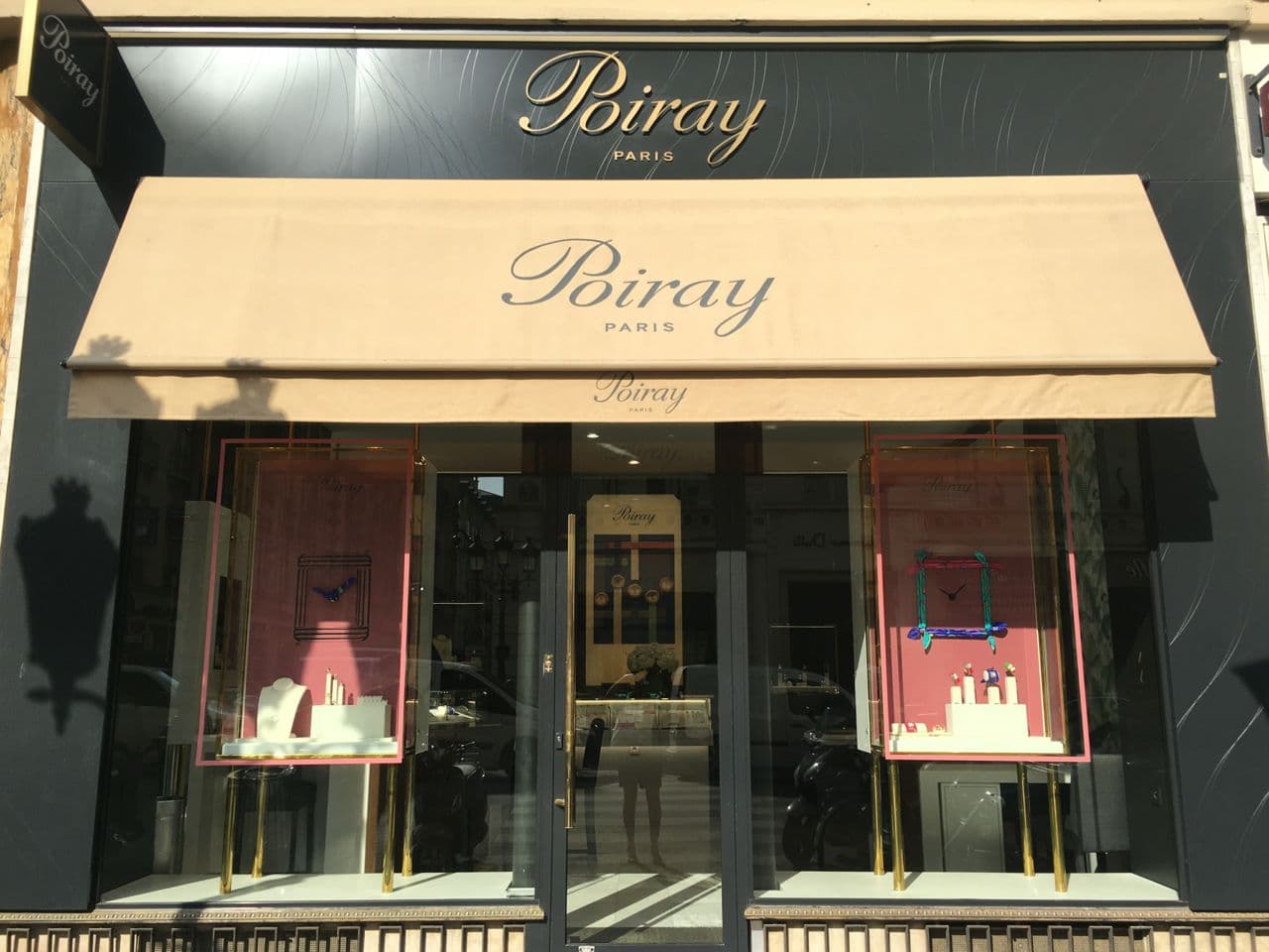 Poiray met un foulard à votre montre