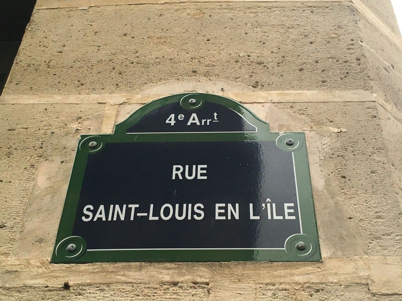 Rue Saint Louis en l'Ile - un village dans la ville