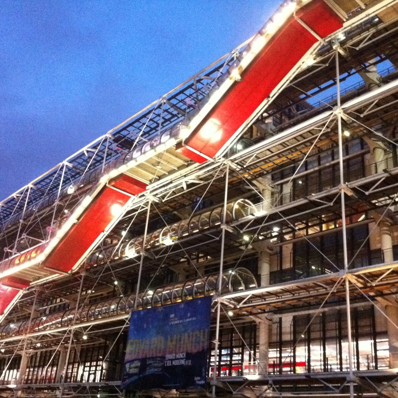 à Paris, j'aime .... quand la nuit tombe doucement ...